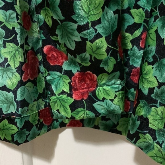 Vanity Fair rose pattern red and green robe. - Picture 5 of 7